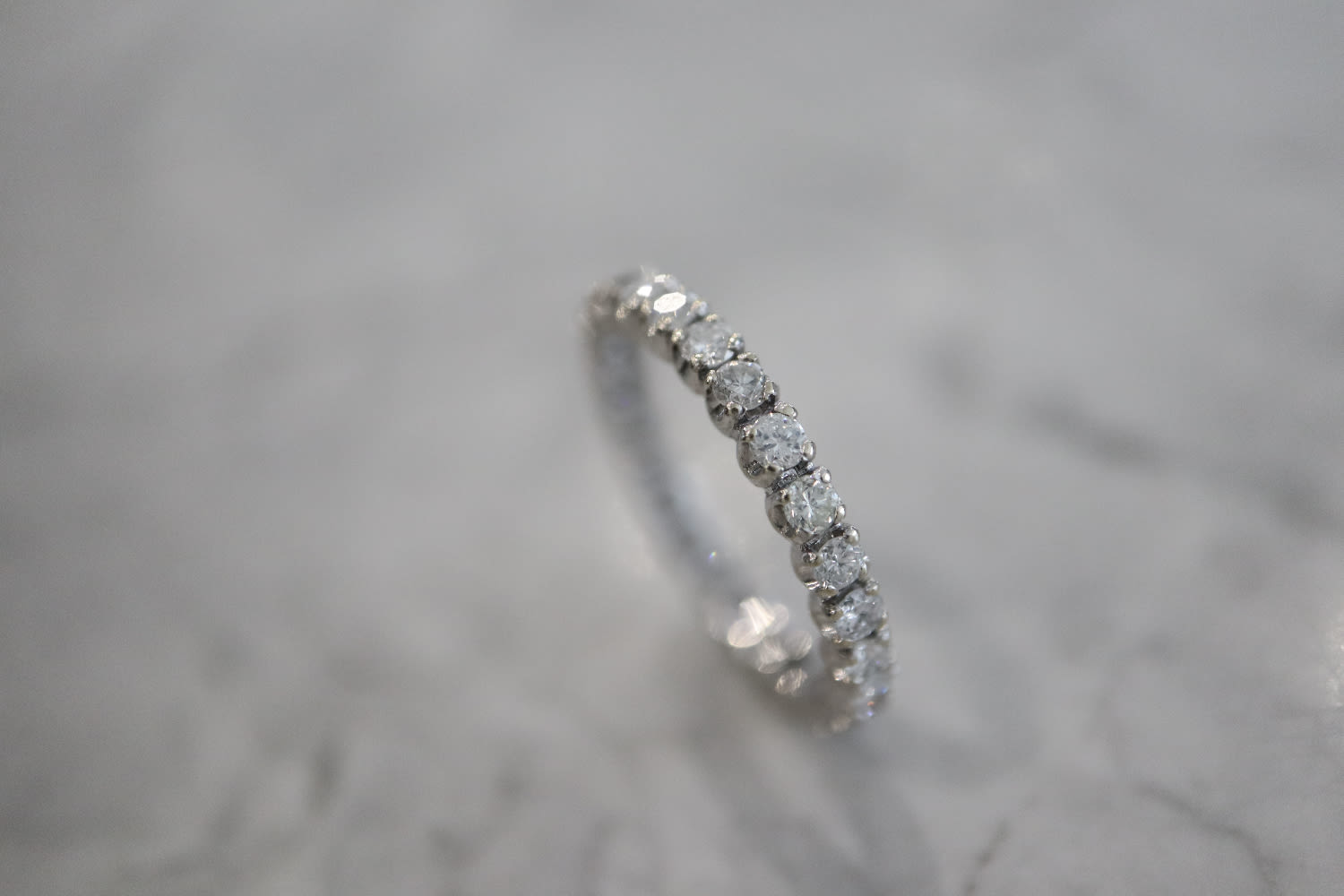 2.00CT DIAMOND ETERNITY RING (ROUND CUT DIAMONDS) - 18K WHITE GOLD (SIZE: R) - Image 2 of 2