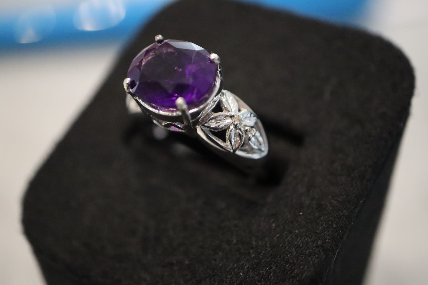 6.00CT AMETHYST & DIAMOND RING in 9CT GOLD - UK SIZE: N1/2 - Image 2 of 3