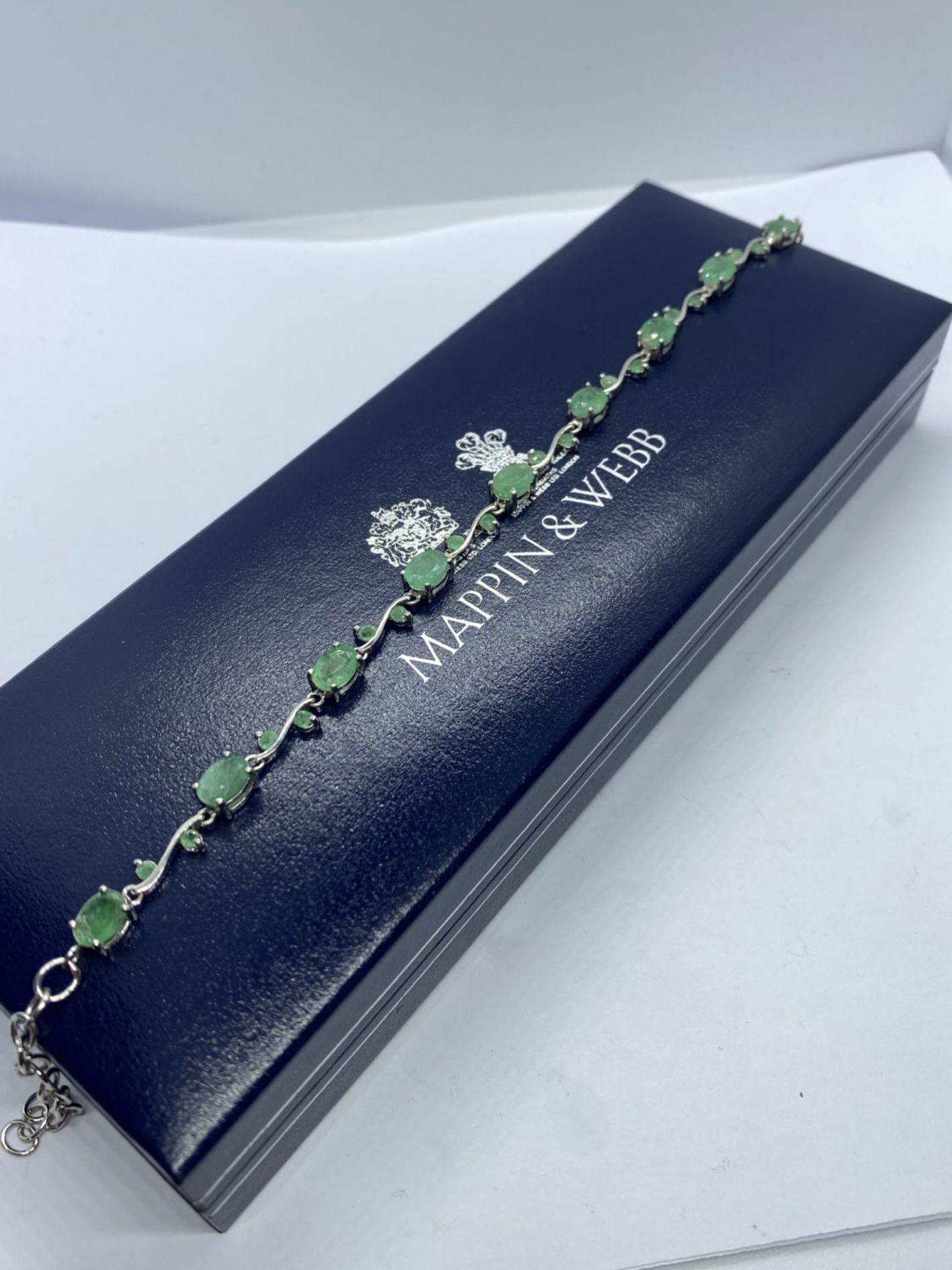 PRETTY EMERALD BRACELET IN WHITE METAL APPROX. 5.0ct AND APPROX. 7.5' LONG