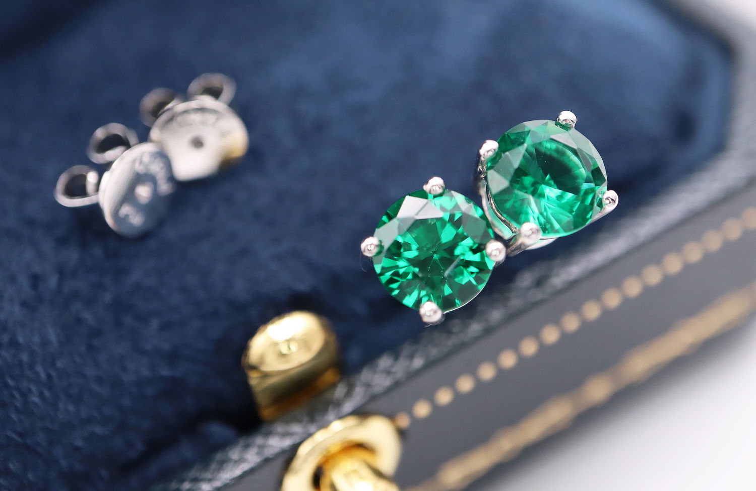 *STUNNING '950' PLATINUM SET - 1.50CT EMERALD STUD EARRINGS - Image 6 of 11