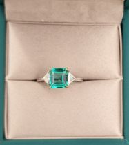 2.81CT EMERALD & DIAMOND RING - SET IN 18K GOLD (3.14g Total Weight)