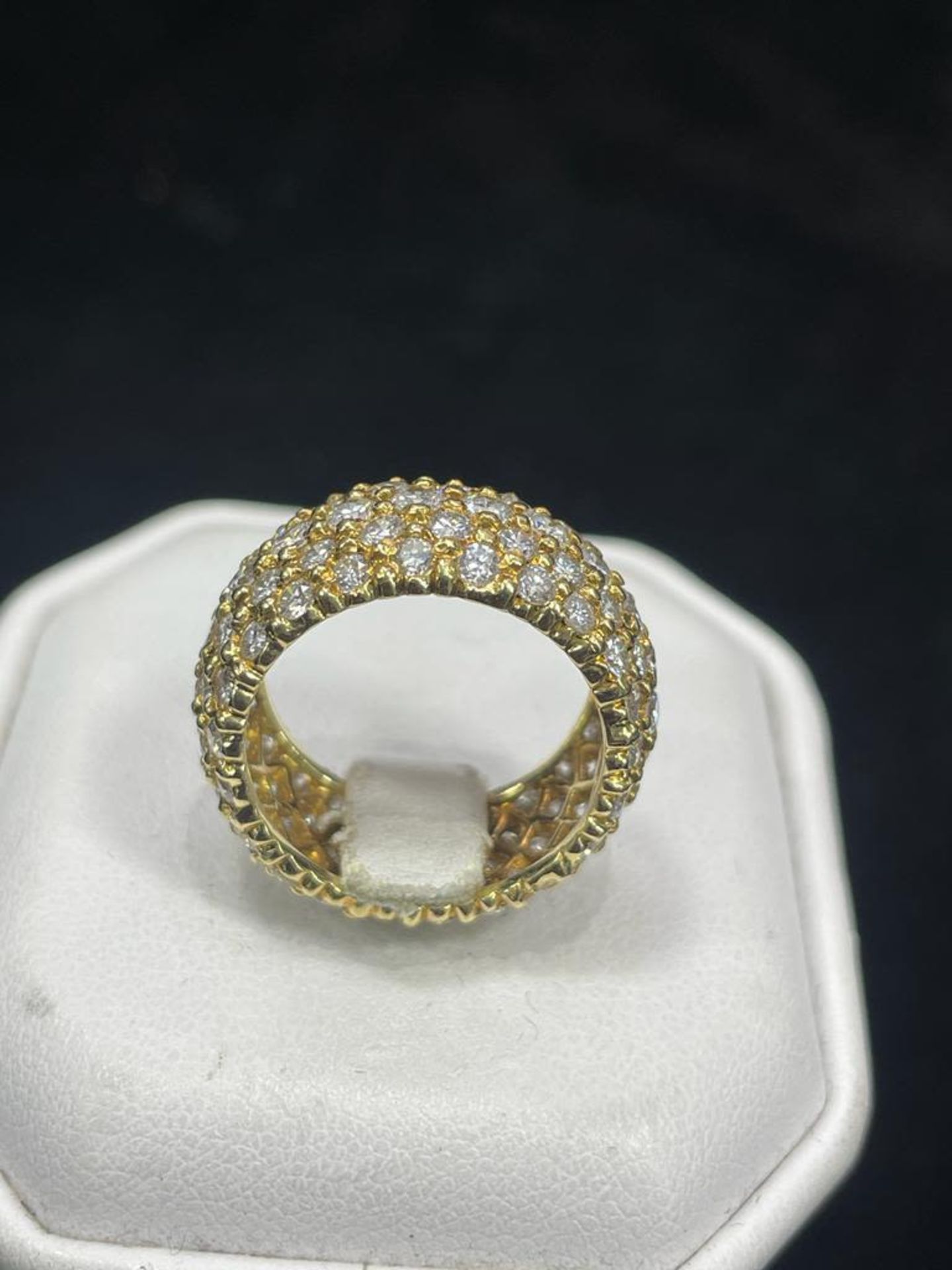 4.40CT DIAMOND RING (ROUND BRILLIANT CUT) - SET IN YELLOW GOLD (TOTAL WEIGHT: 7.90g) - Image 2 of 4