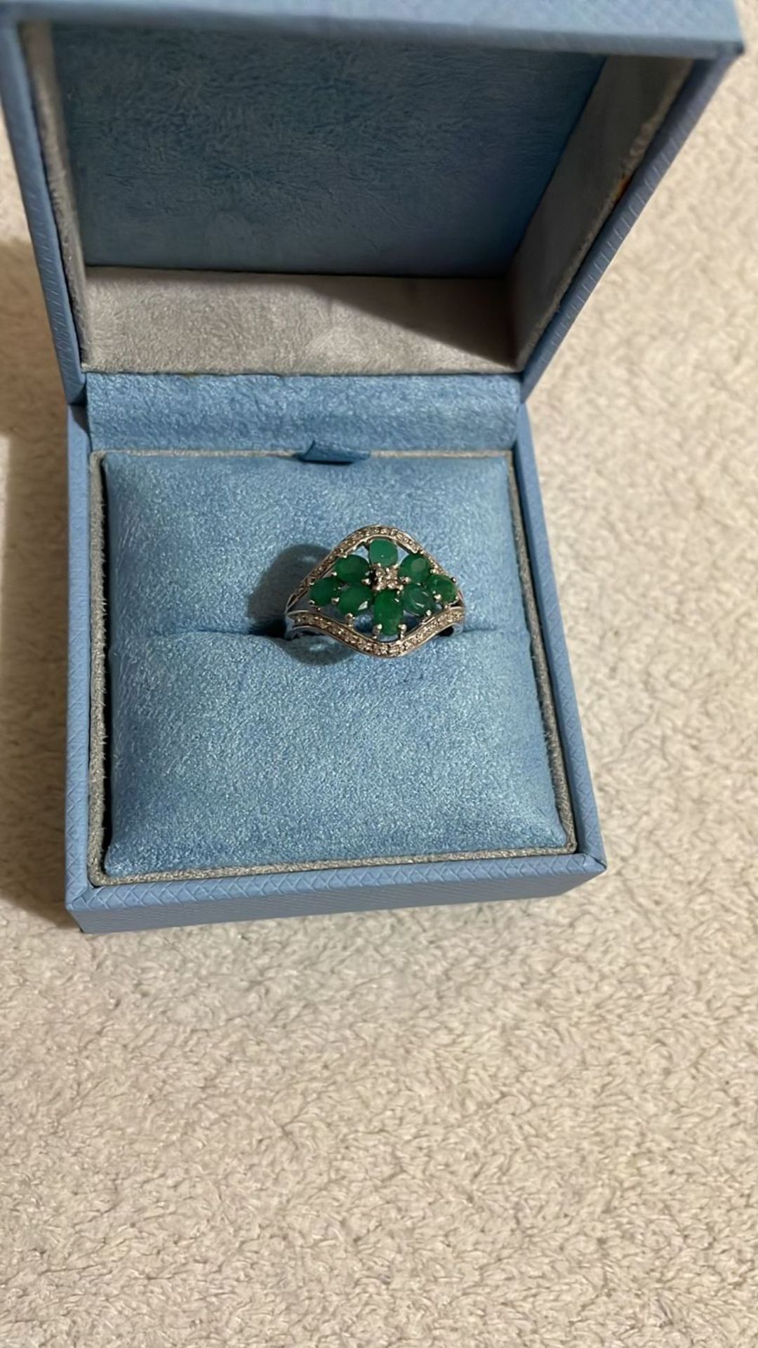 9ct white gold ring with diamonds and emeralds - Image 2 of 2