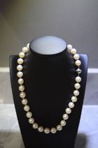18K PEARL NECKLACE WITH DIAMOND DETAILING