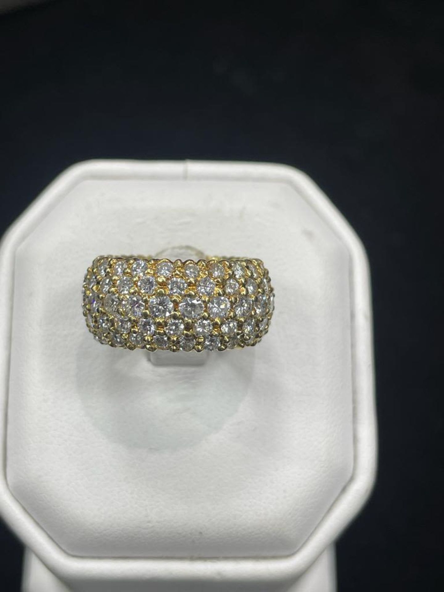 4.40CT DIAMOND RING (ROUND BRILLIANT CUT) - SET IN YELLOW GOLD (TOTAL WEIGHT: 7.90g) - Image 3 of 4