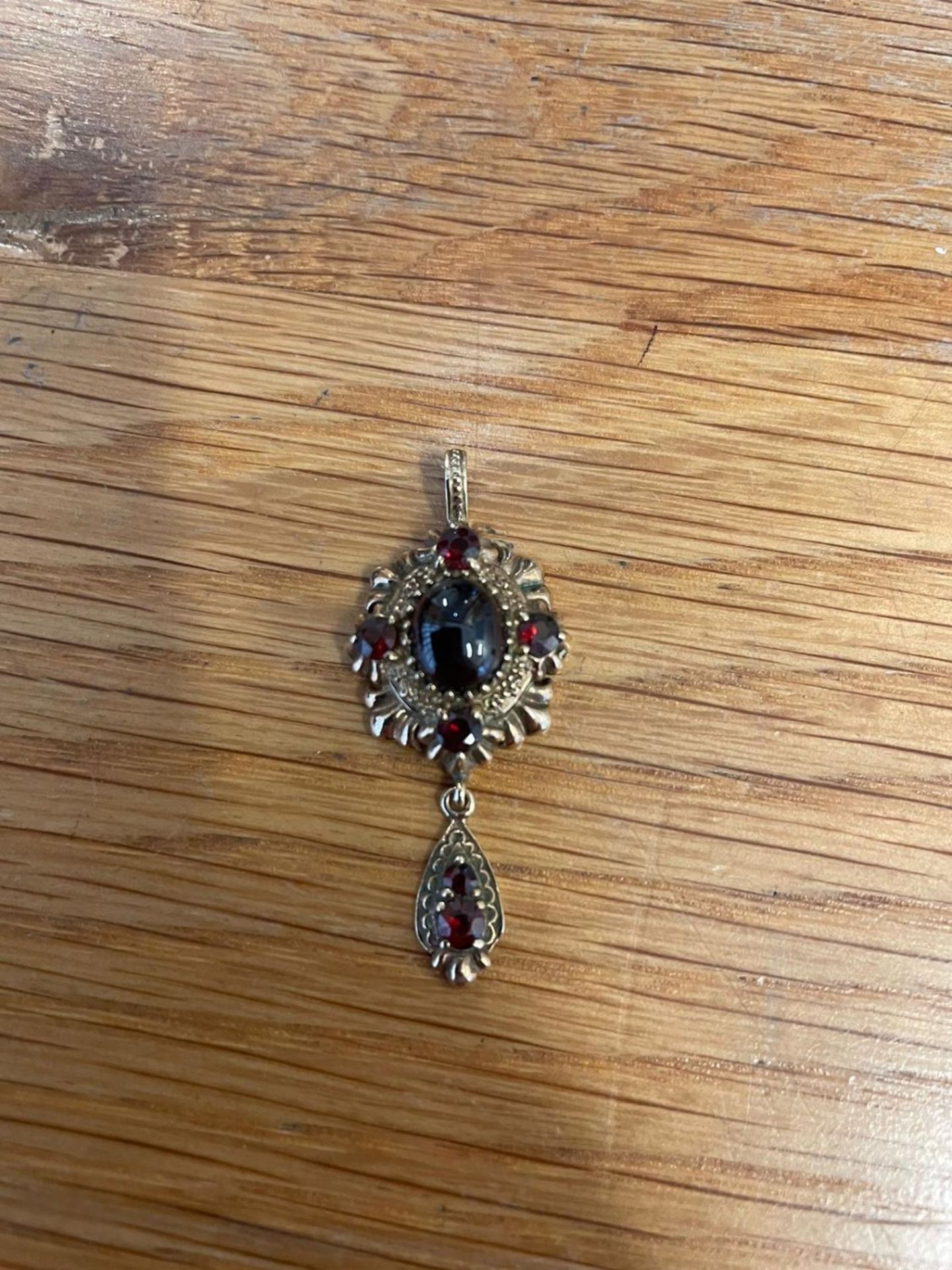 Vintage garnet pendant - Not hallmarked (Tested as 9K Gold) 4gm - Image 3 of 3