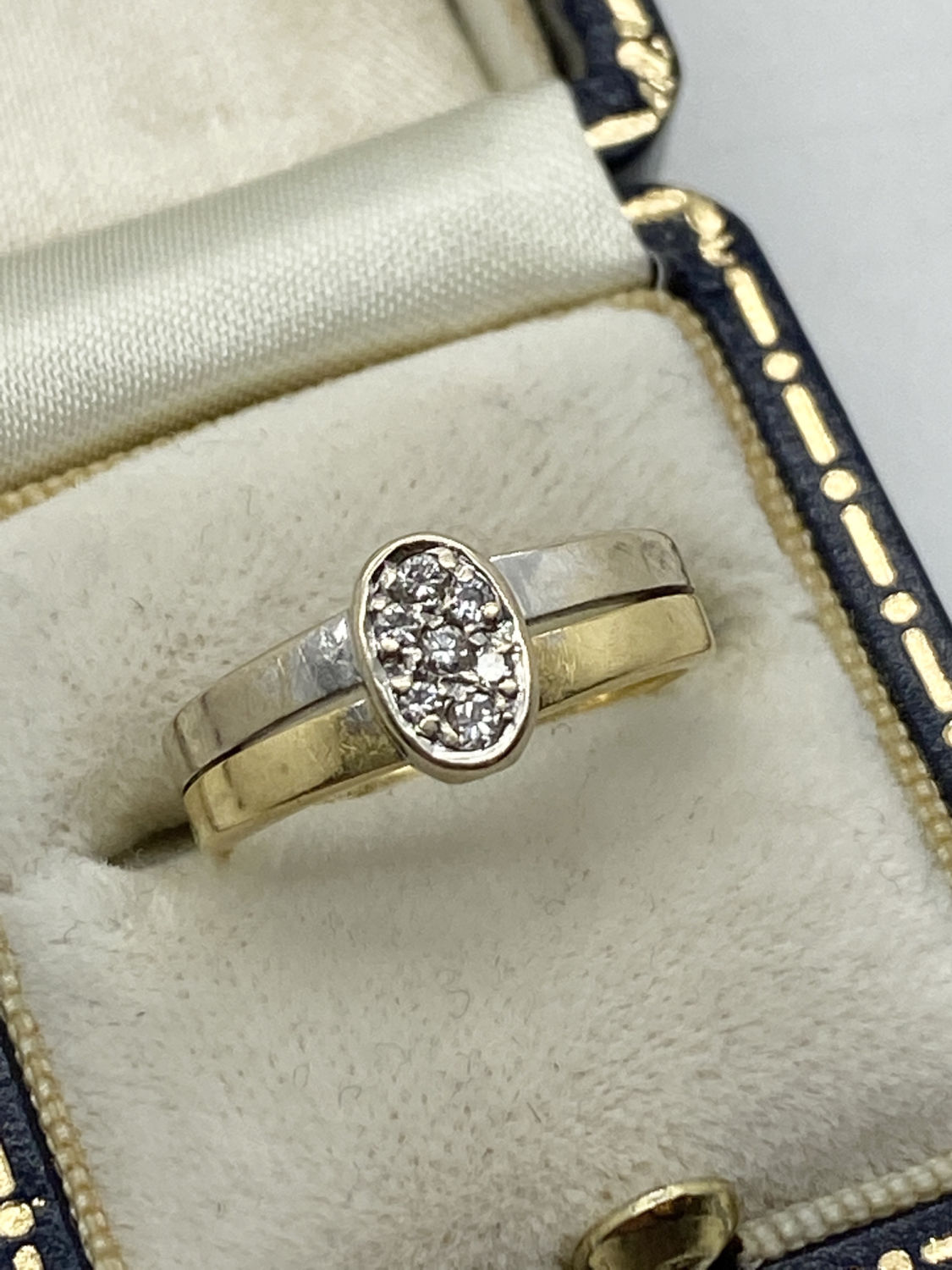 VINTAGE TWO COLOUR METAL TESTED AS 18ct DIAMOND RING
