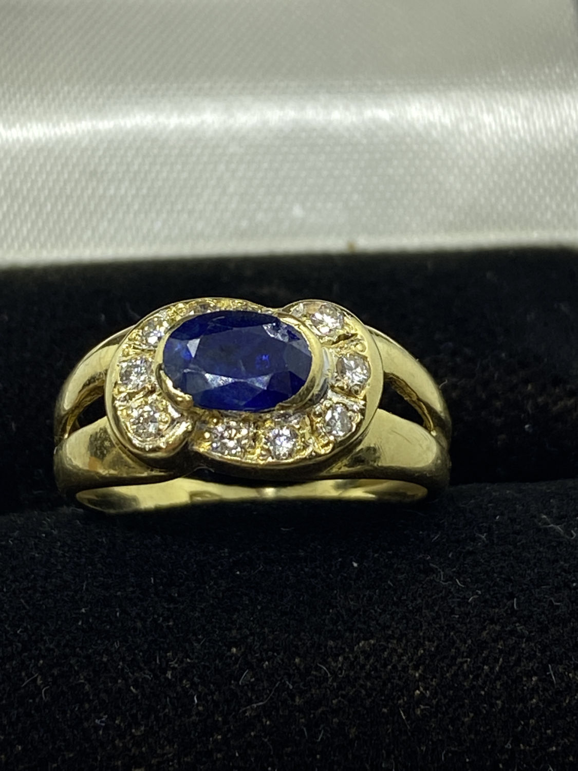 BLUE SAPPHIRE & DIAMOND RING STE IN YELLOW METAL TESTED AS AT LEAST 10ct GOLD - Image 2 of 3