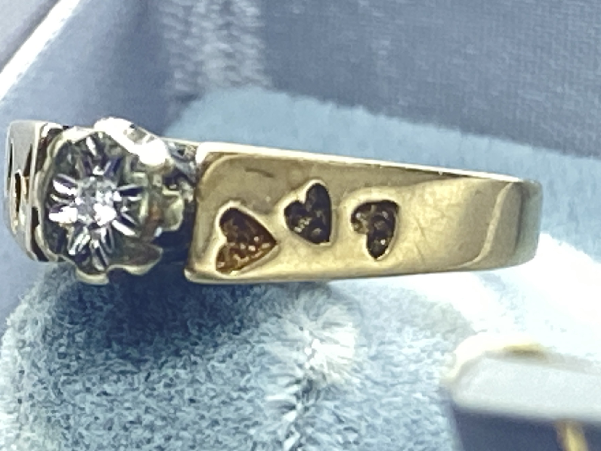 9ct GOLD DIAMOND SET RING WITH LOVE HEART PATTERN