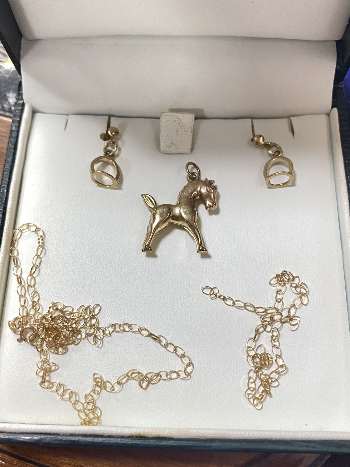 9ct GOLD STIRRUP EARRINGS AND HORSE PENDANT - CHAIN AS FOUND