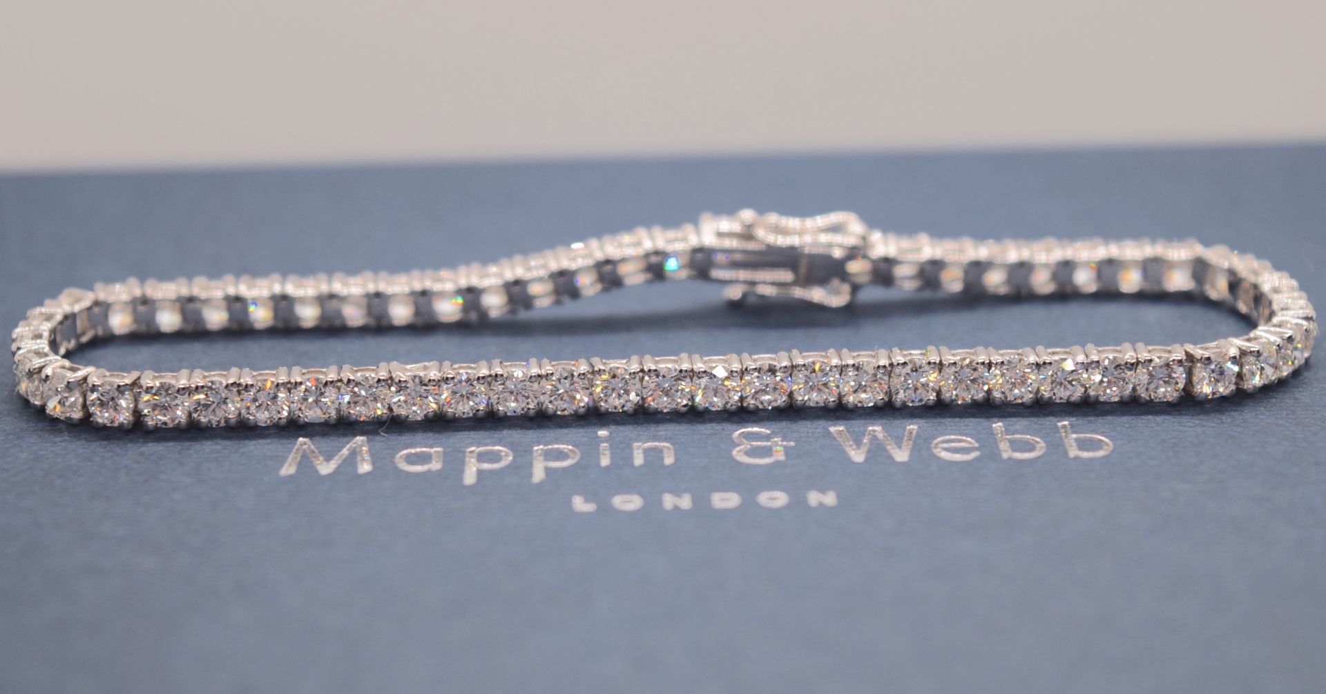 6.06CT VVS-F DIAMOND BRILLIANT CUT 18CT WHITE GOLD TENNIS BRACELET (BOXED/ CERTIFICATED & VALUATION)