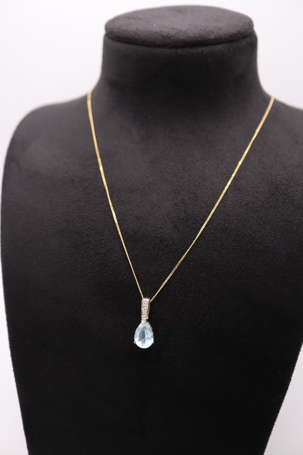 BLUE TOPAZ & DIAMOND / 9k GOLD PENDANT & CHAIN - Image 2 of 4