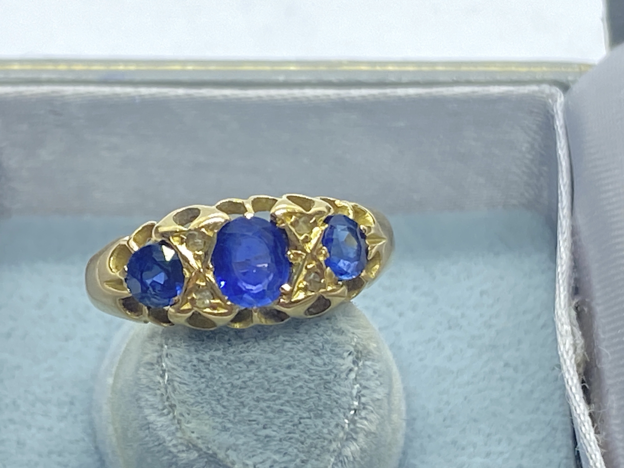 ANTIQUE 18ct GOLD BLUE SAPPHIRE & DIAMOND RING 