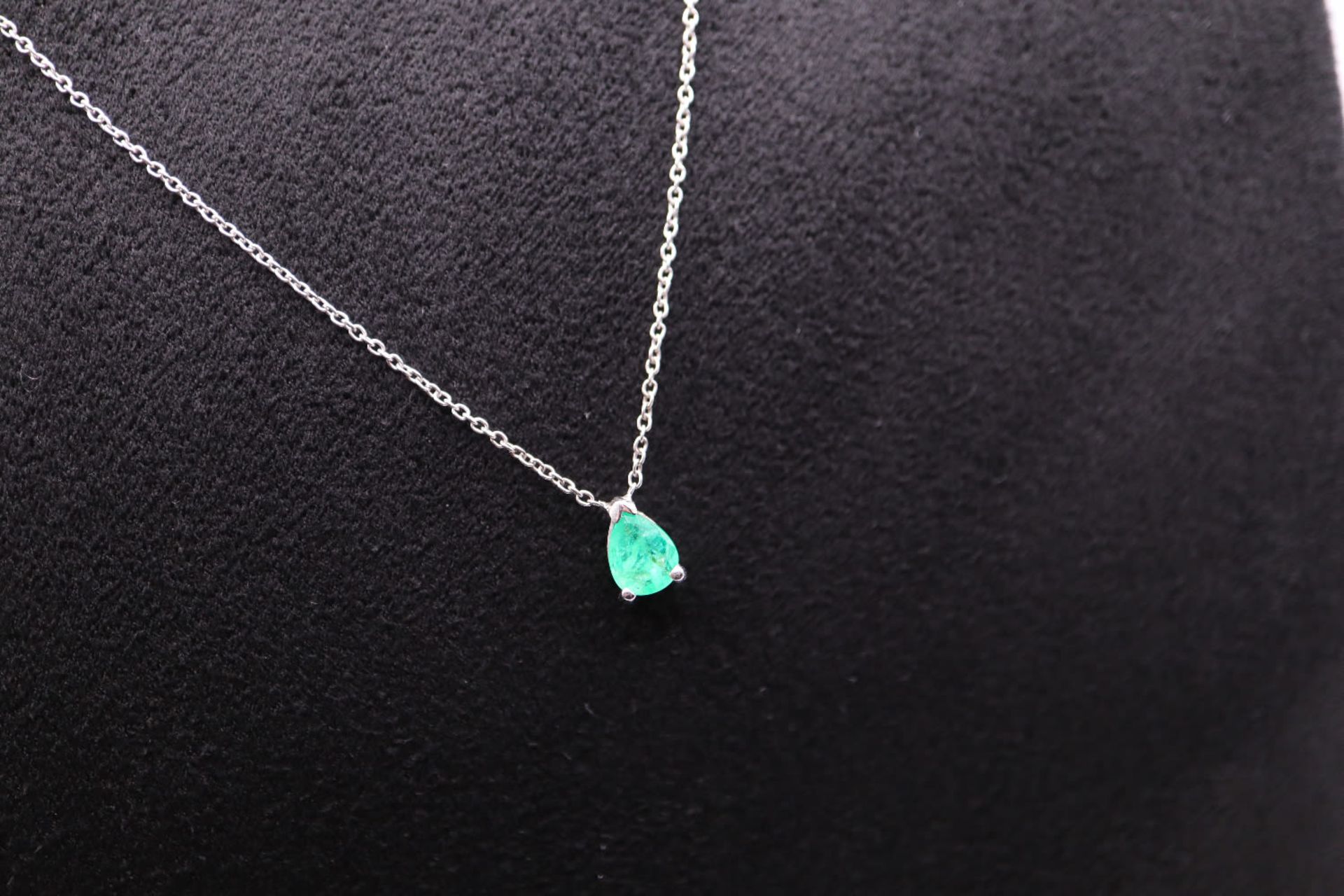 0.60CT EMERALD | 18K GOLD PENDANT & CHAIN