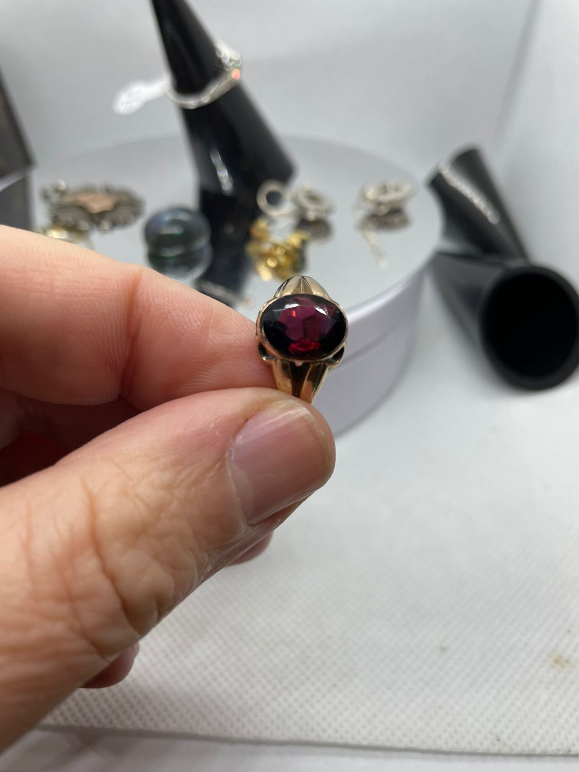 9CT YELLOW GOLD & GARNET SOLITAIRE RING - Image 3 of 3