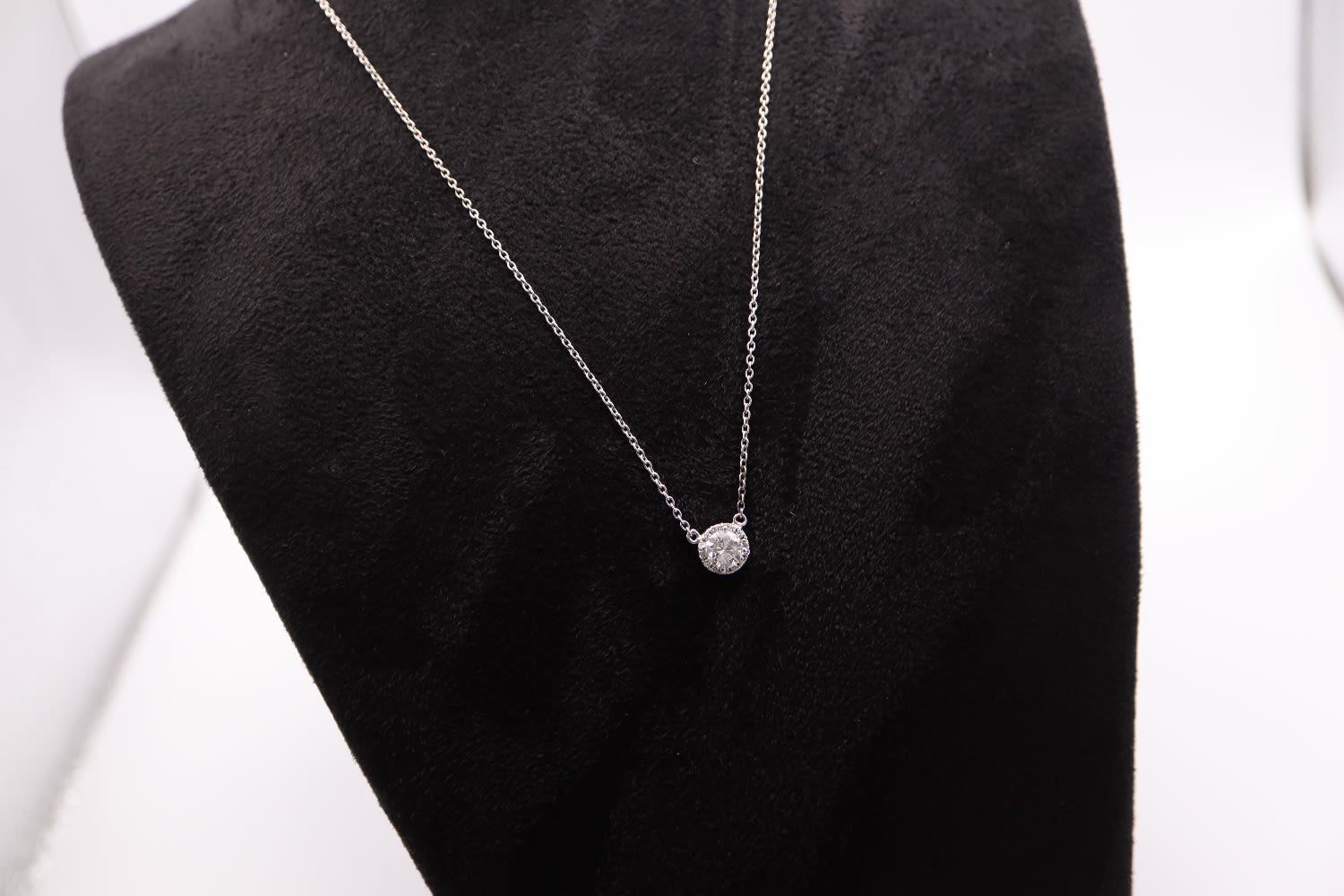 0.50CT DIAMOND & 18K WHITE GOLD PENDANT & CHAIN - Image 2 of 4