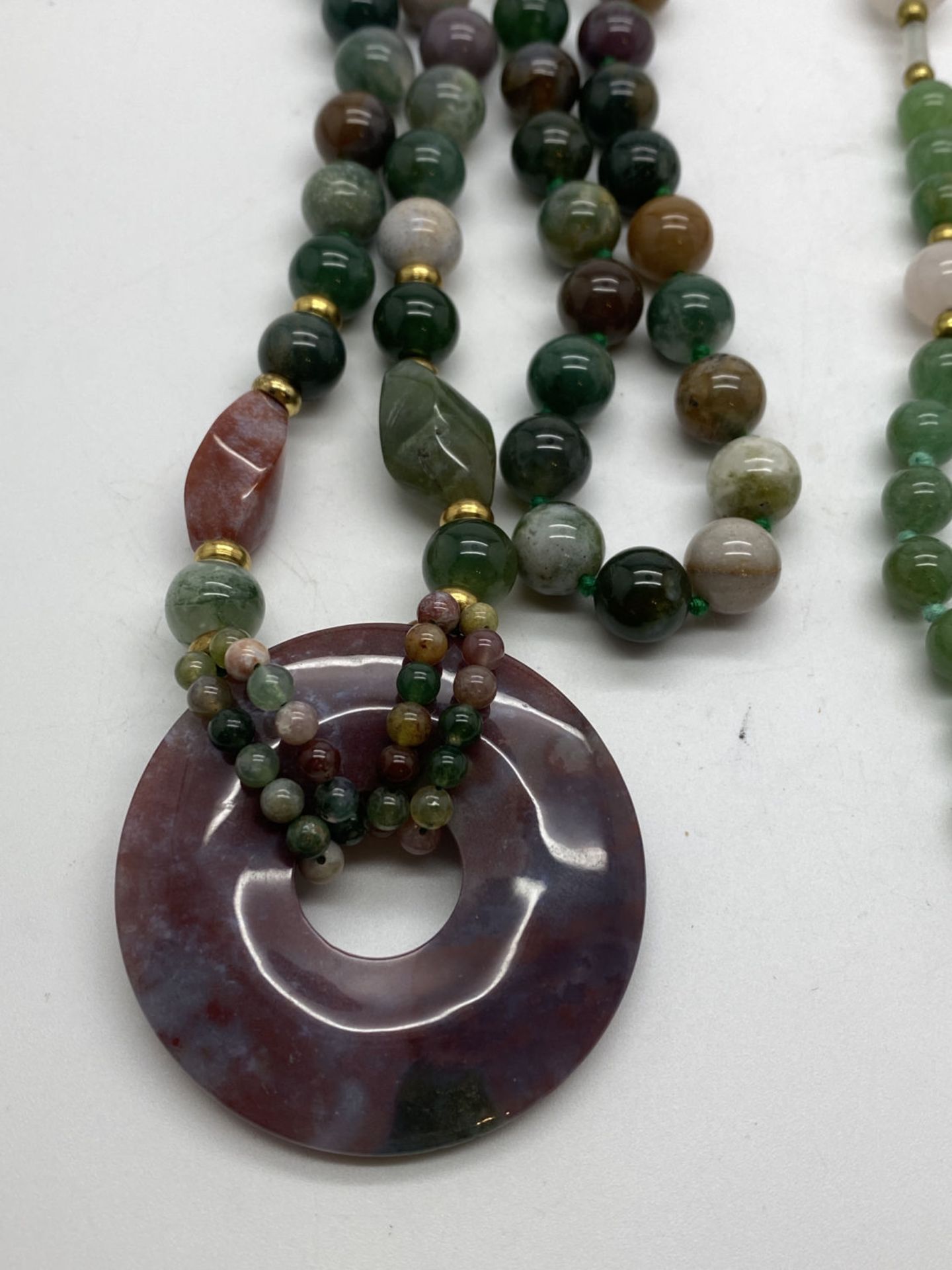 PRETTY 2 X MULTI-COLOURED STONE BEAD NECKALCES - Image 3 of 12