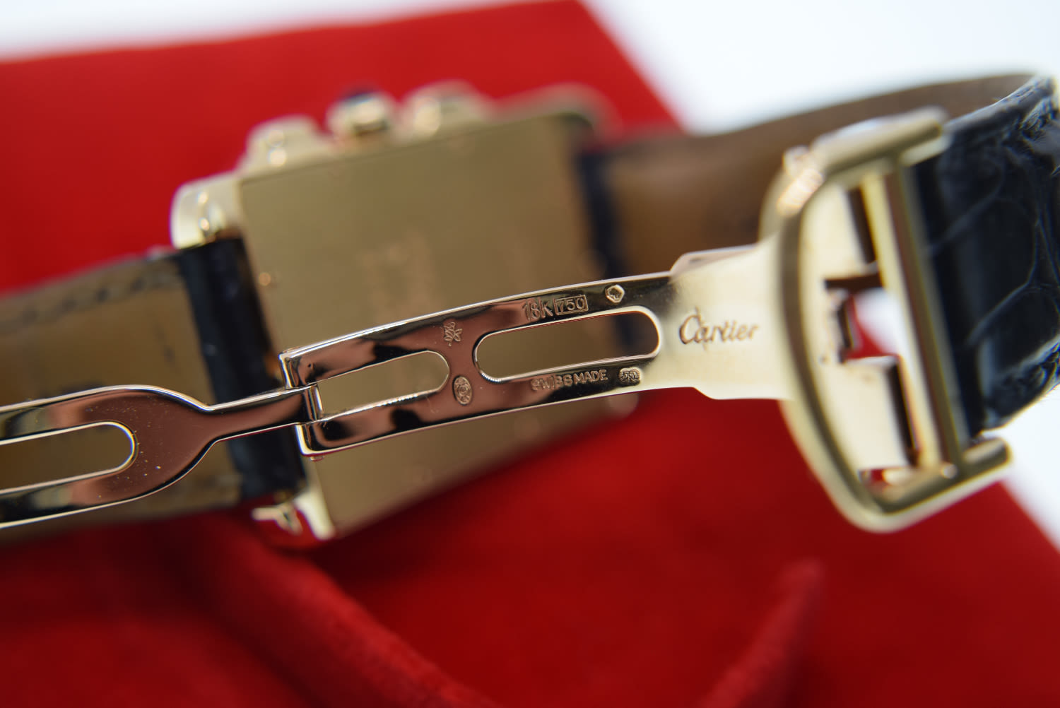 18K GOLD CARTIER TANK AMERICAINE REF. 1730 ON BLACK LEATHER WITH CARTIER SIGNED CLASP - Image 5 of 9