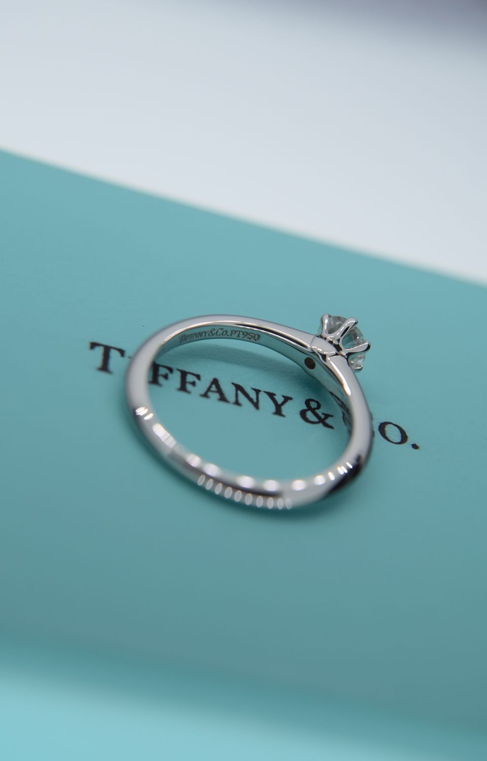 *HARRODS* TIFFANY & CO PLATINUM VVS2 DIAMOND SOLITAIRE RING """"THE TIFFANY SETTING®"""" - BOX & CER - Image 9 of 17