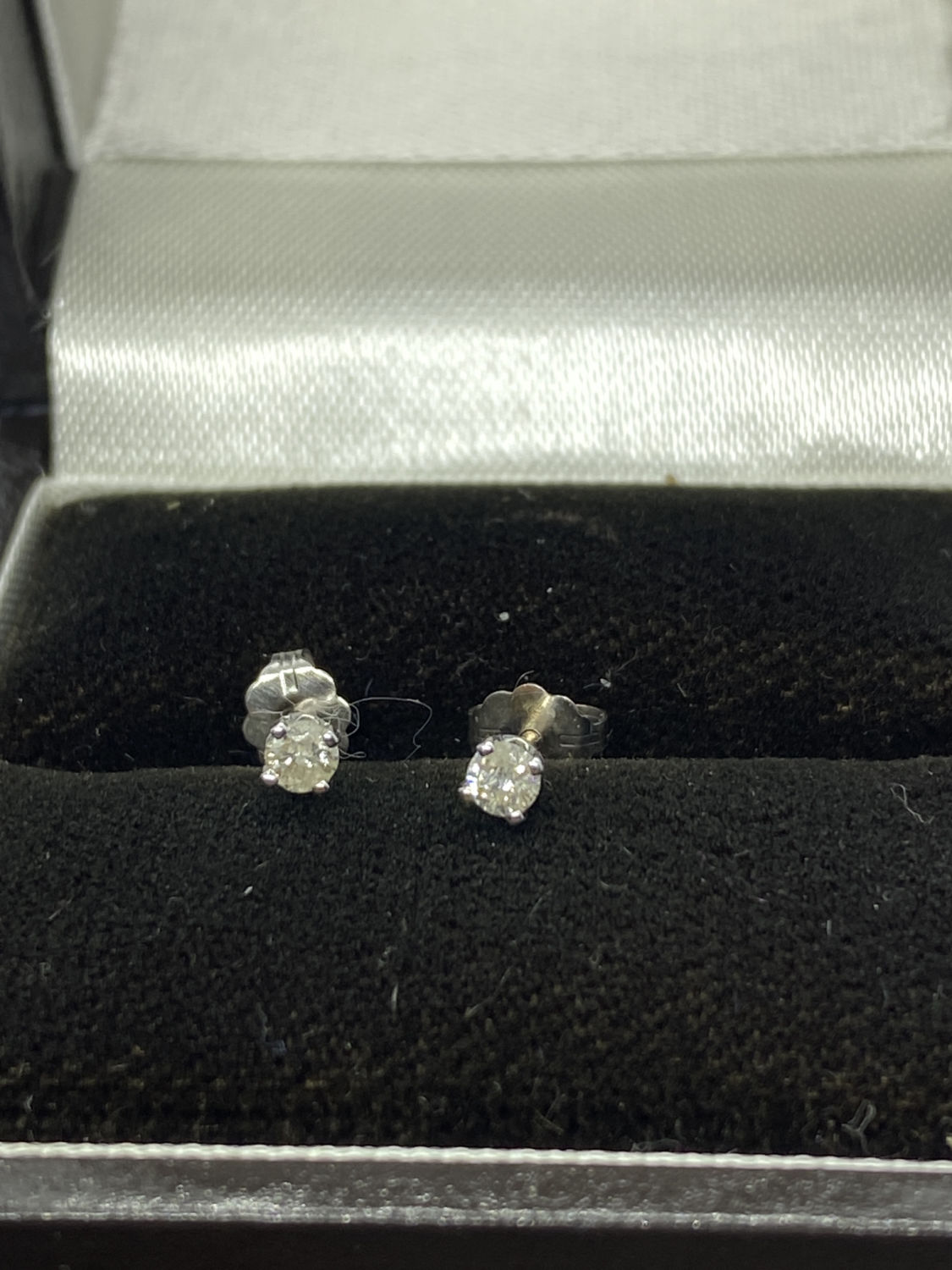 14ct WHITE GOLD DIAMOND STUD EARRINGS - Image 2 of 2