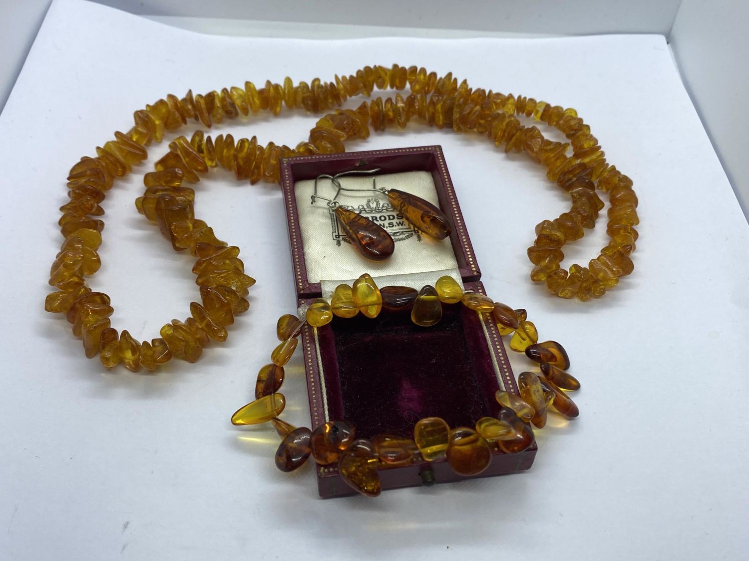 AMBER DROP EARRINGS 35mm, BRACELET APPROX. 8', NECKLACE APPROX. 24'- ALL COMBINED APPROX. 200ct