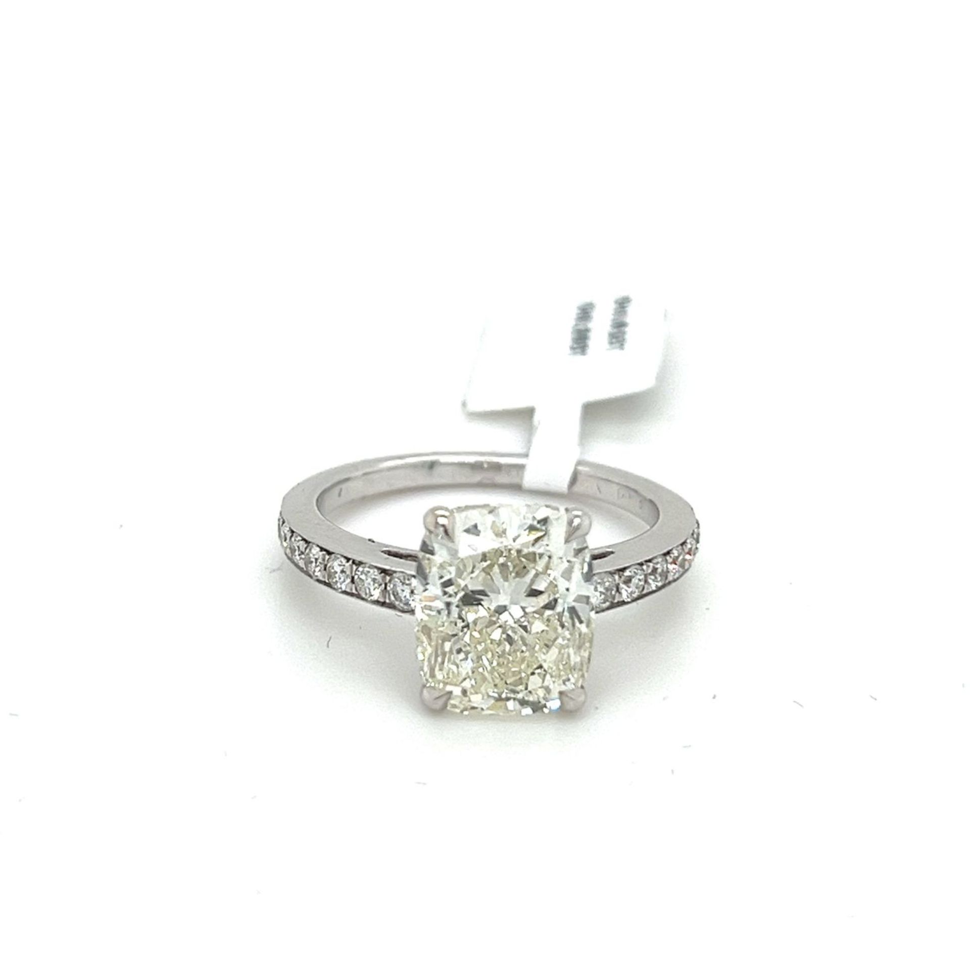 4.30CT DIAMOND RING in 18CT WHITE GOLD (3.90g)