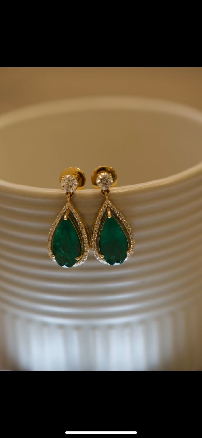 4.17CT EMERALD & DIAMOND DROP EARRINGS - SET IN 18K GOLD (5.75g Total Weight) - Image 2 of 2