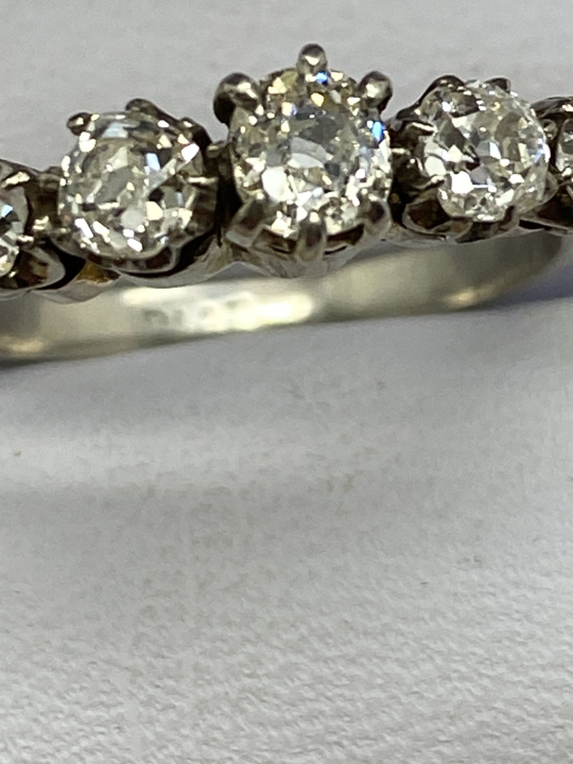 18ct GOLD/PLATINUM MID 20th CENTURY 5 STONE DIAMOND RING VS2-SI2 - H/I & K-L - Bild 4 aus 6