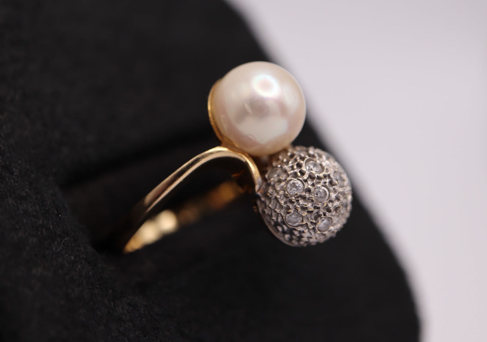 18K YELLOW GOLD - DIAMOND & PEARL 'TOI ET MOI' RING (UK SIZE: T 1/2) - Image 2 of 2