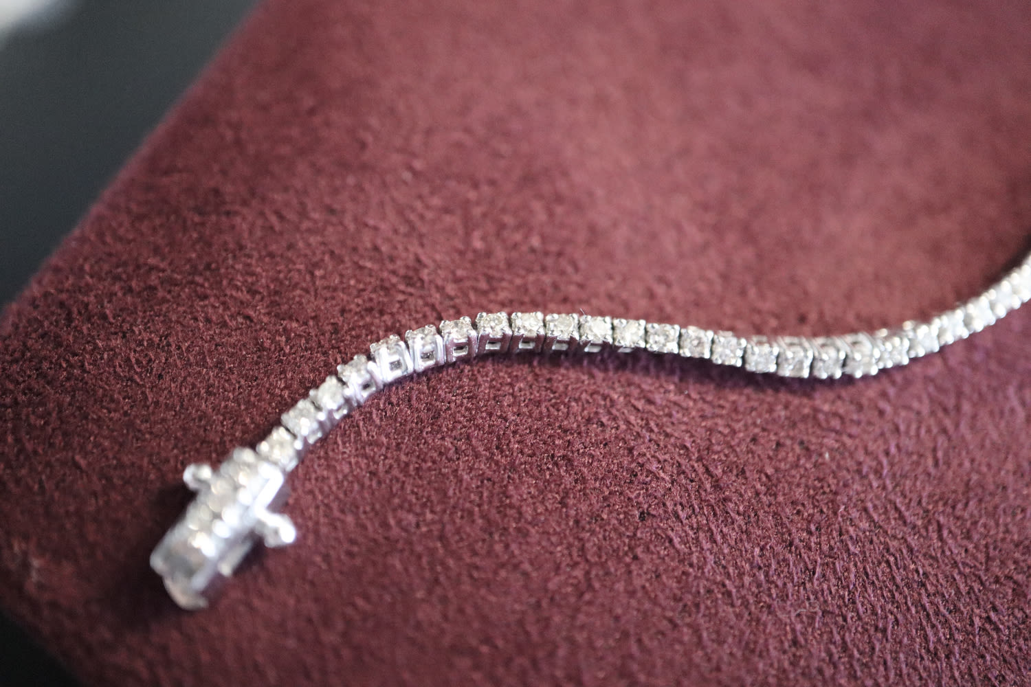 18K '750' WHITE GOLD & DIAMOND (1.35CT) TENNIS BRACELET - Bild 3 aus 5