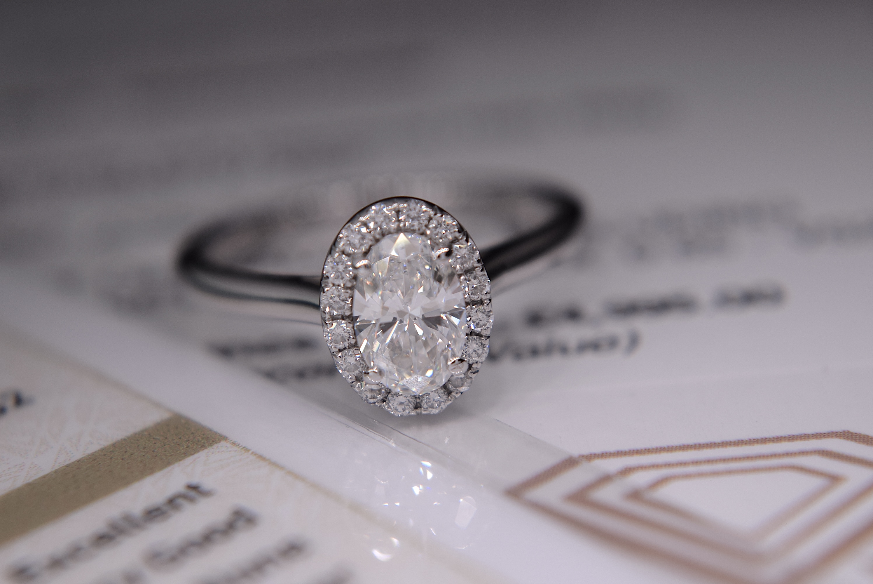 GIA DIAMOND PLATINUM HALO OVAL RING - WITH GIA DIAMOND DOSSIER CERT/ £4,995.00 VALUATION & BOX - Bild 5 aus 14