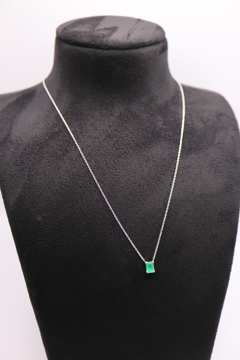 0.60CT EMERALD (EMERALD CUT) | 18K GOLD PENDANT & CHAIN - Image 2 of 4