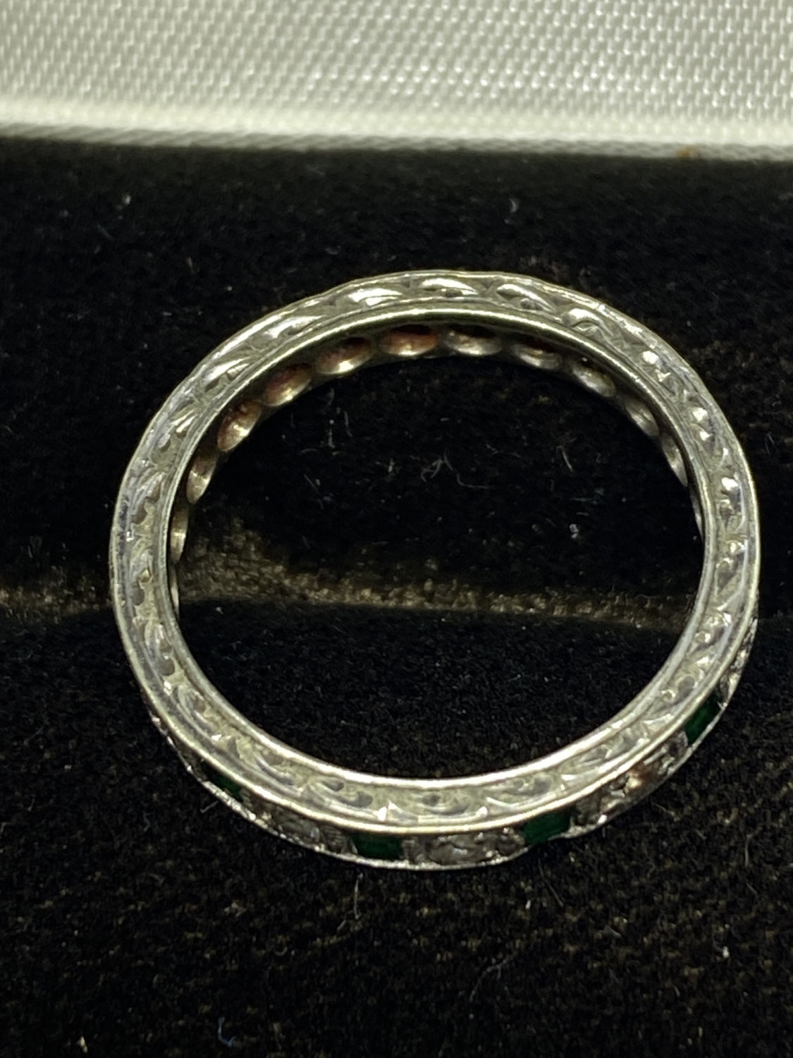 VINTAGE EMERALD FULL ETERNITY RING SET IN WHITE 9ct GOLD - CLEAR STONE MISSING & DINTED - Image 2 of 5
