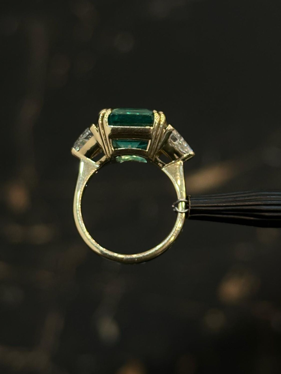 6.94ct BEAUTIFUL ZAMBIAN NATURAL EMERALD / 1.02CT DIAMOND / 18K YELLOW GOLD SETTING - Image 4 of 6