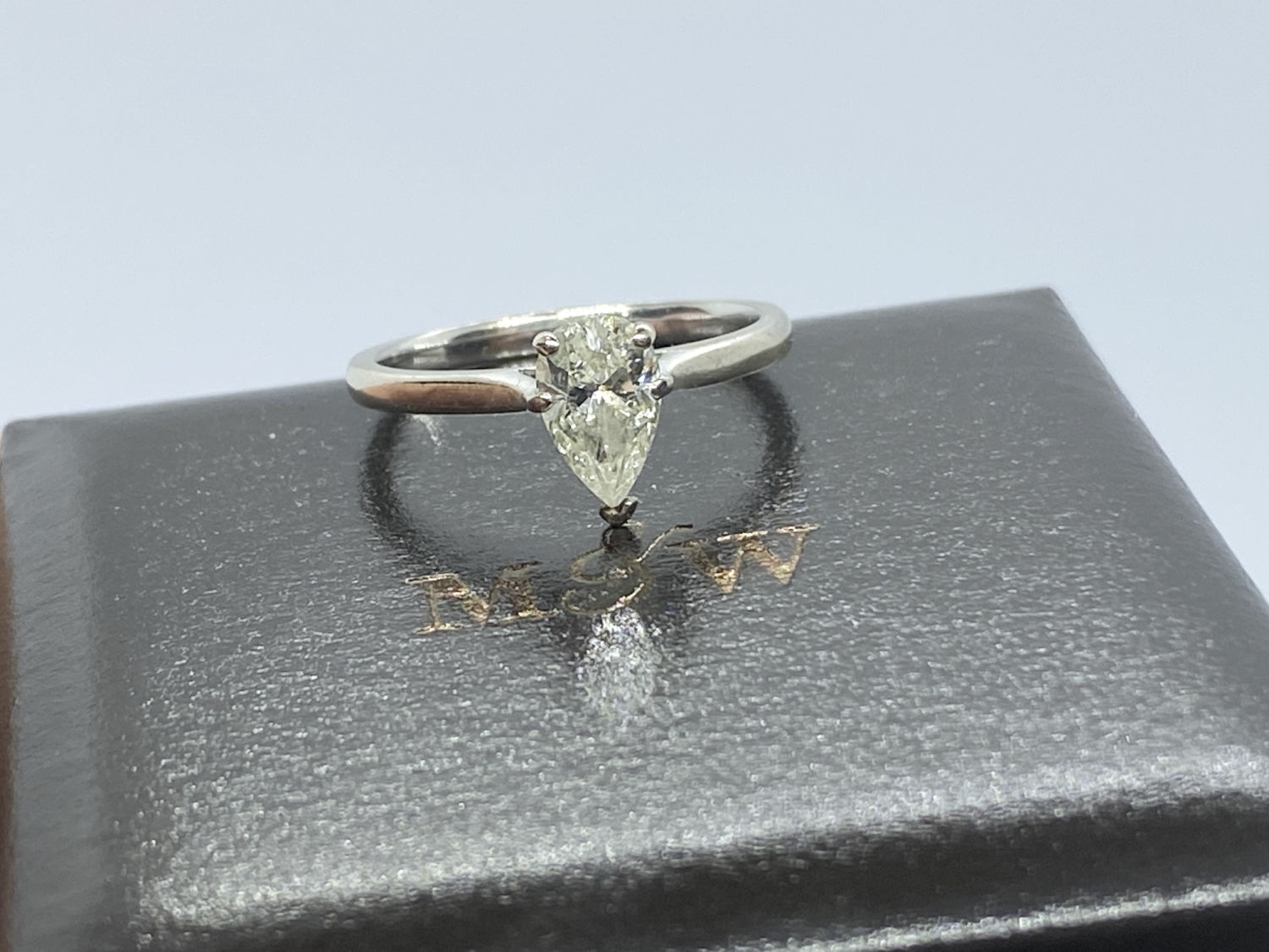 STUNNING E.G.L CERTIFICATED 0.80ct PEAR SHAPED DIAMOND RING I COLOUR & SI2 CLARITY £4750 INS VALU - Image 2 of 5