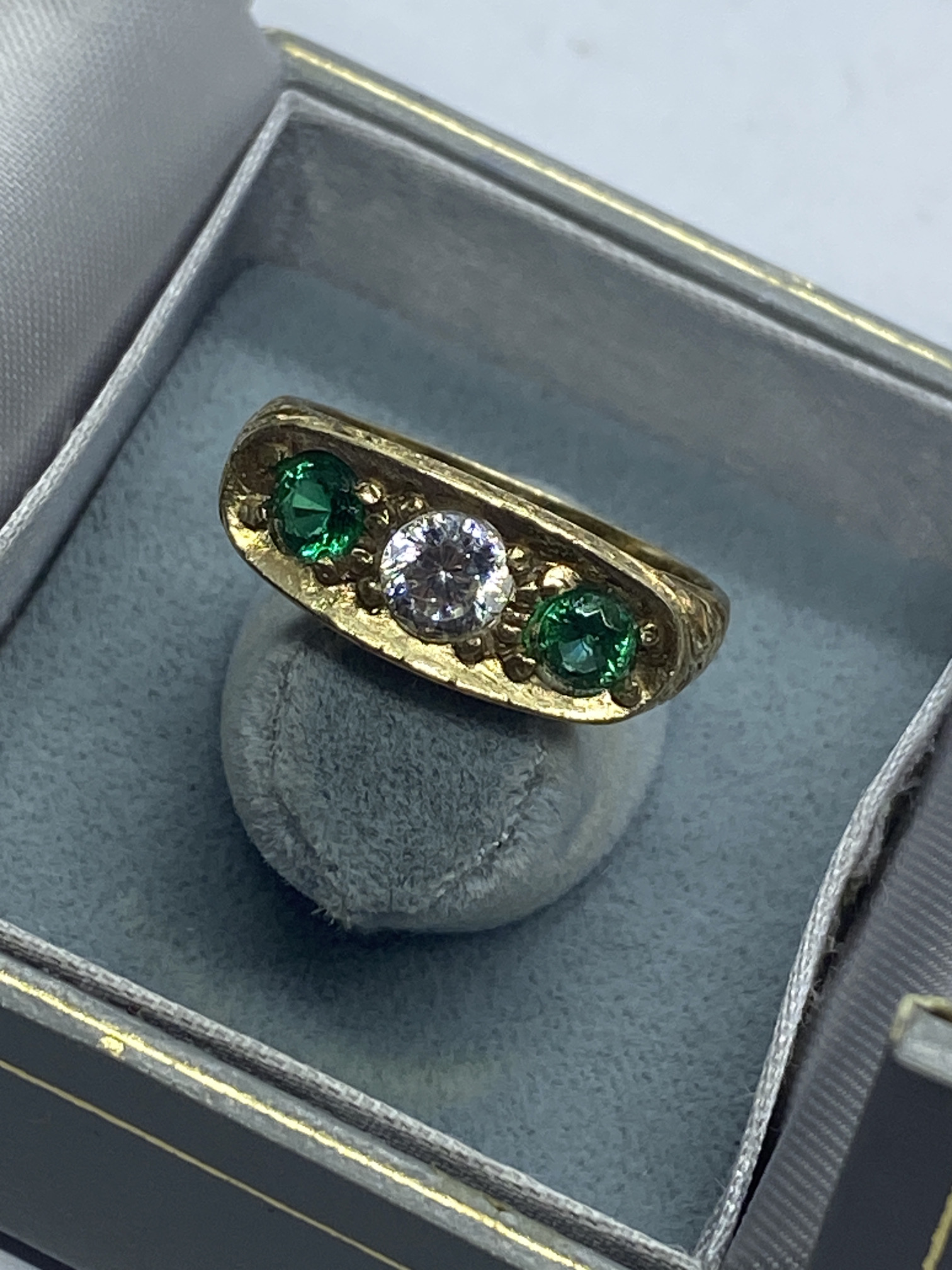 GENTS GREEN & WHITE STONE 9ct GOLD RING 