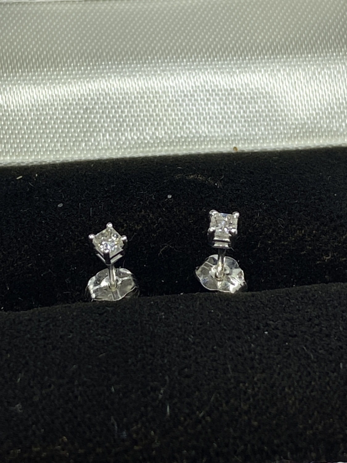 14CT WHITE GOLD PRINCESS CUT DIAMOND STUD EARRINGS - Image 2 of 2