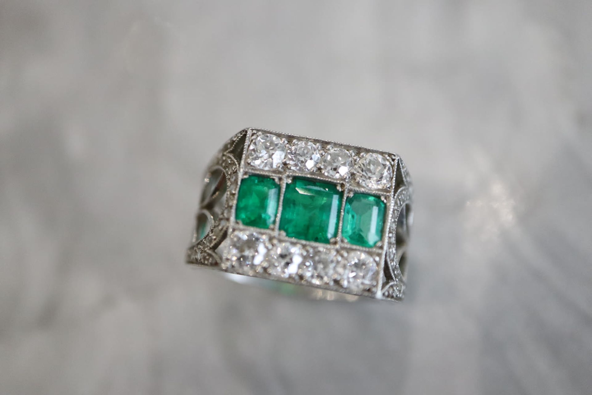 EMERALD & DIAMOND RING - PLATINUM SETTING (6.9g total) - Image 2 of 3