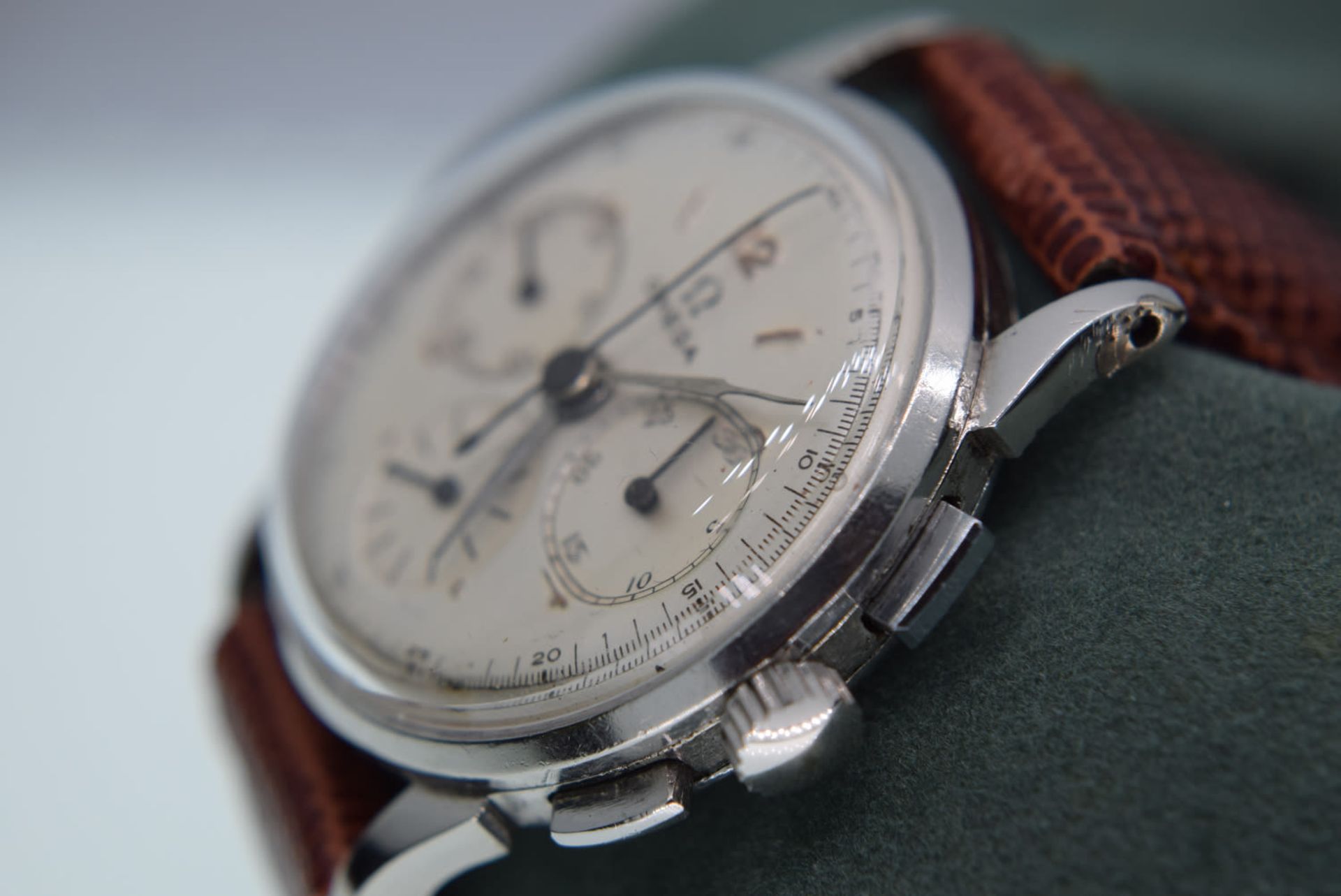 VINTAGE OMEGA WATCH WITH CHRONOGRAPH WITH OMEGA MANUAL WIND MOVEMENT - Image 4 of 5
