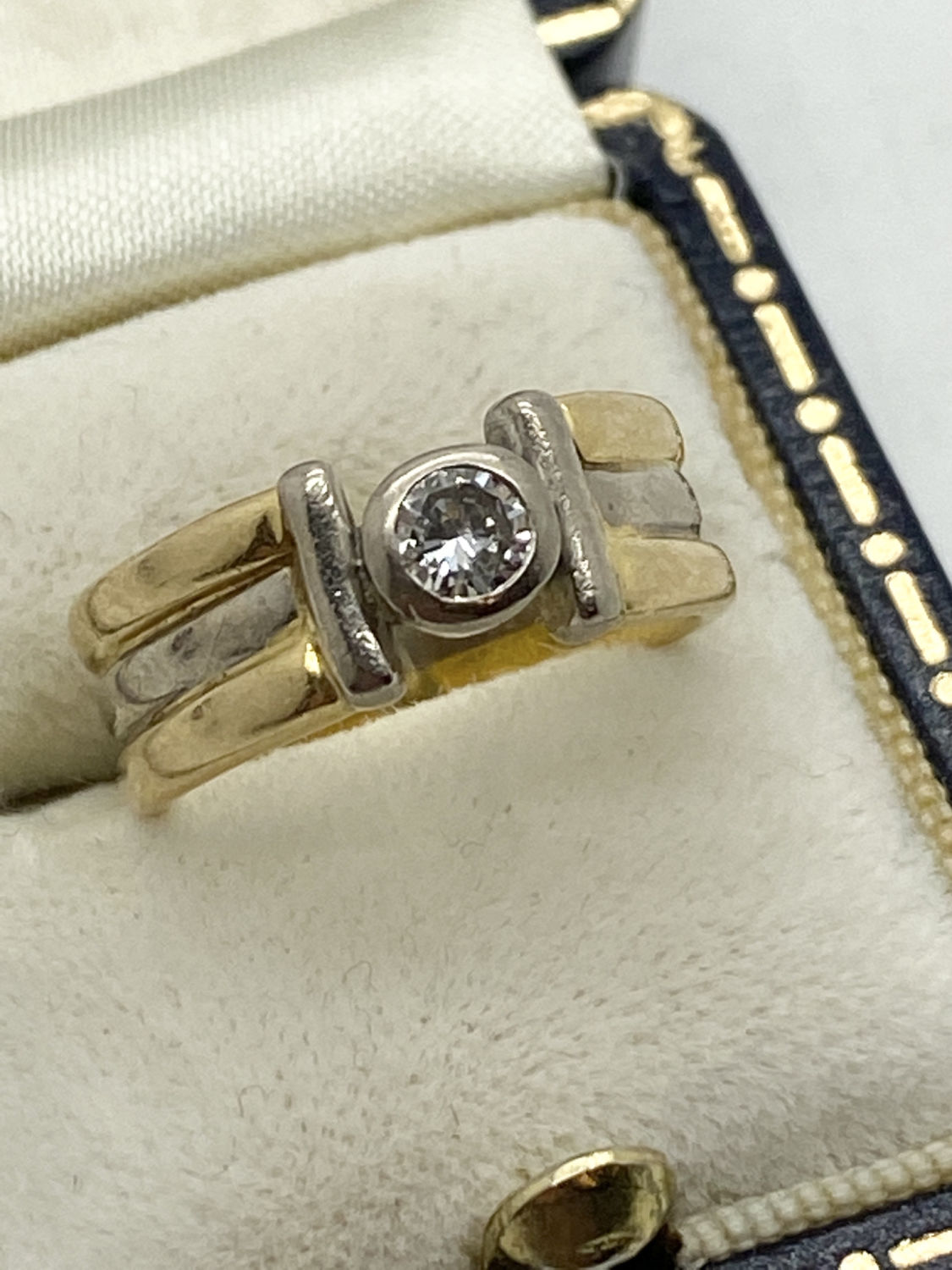 18ct TWO COLOUR GOLD DIAMOND SOLITAIRE - Bild 2 aus 6