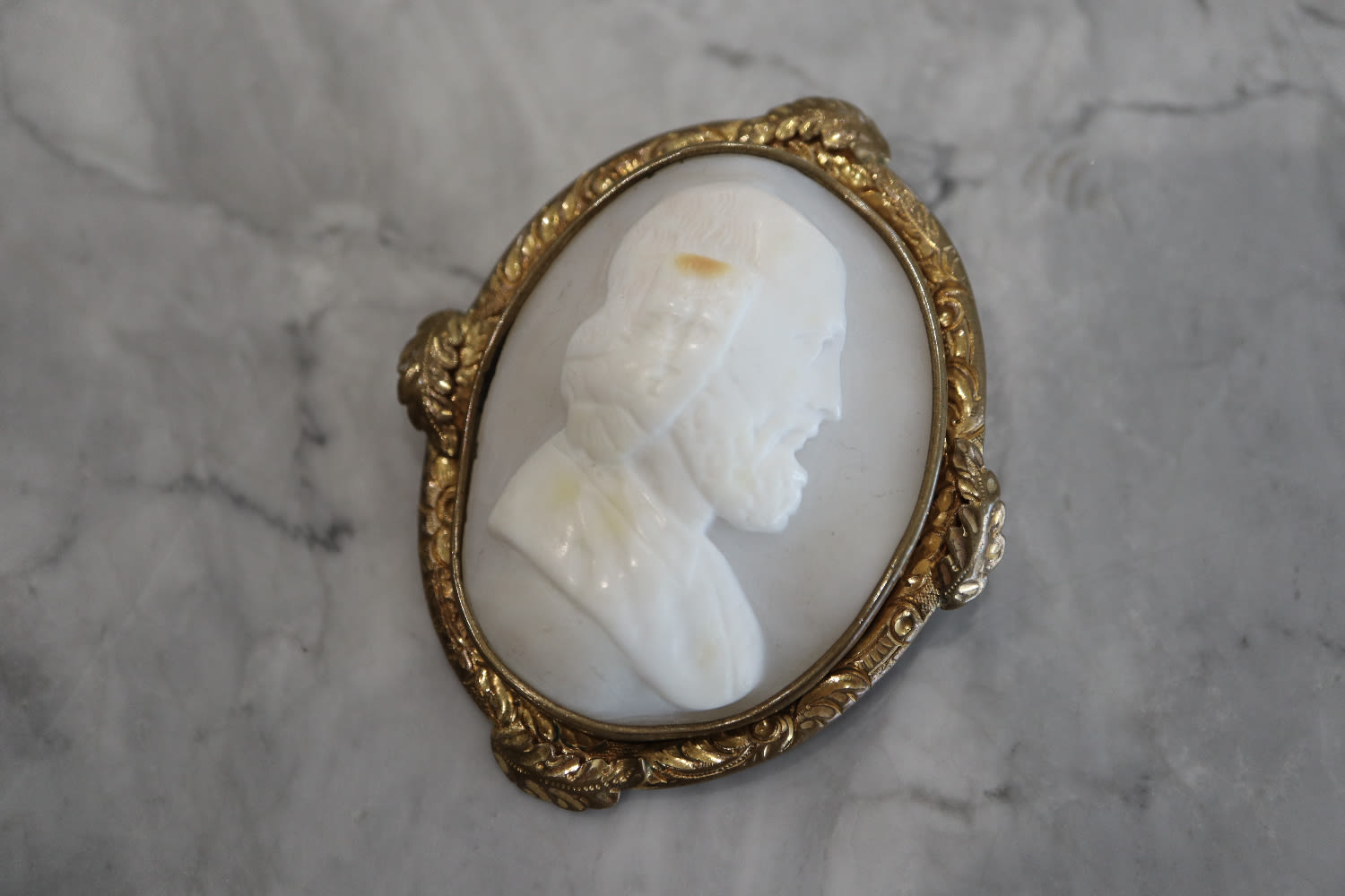 WHITE STONE CAMEO BROOCH in YELLOW METAL