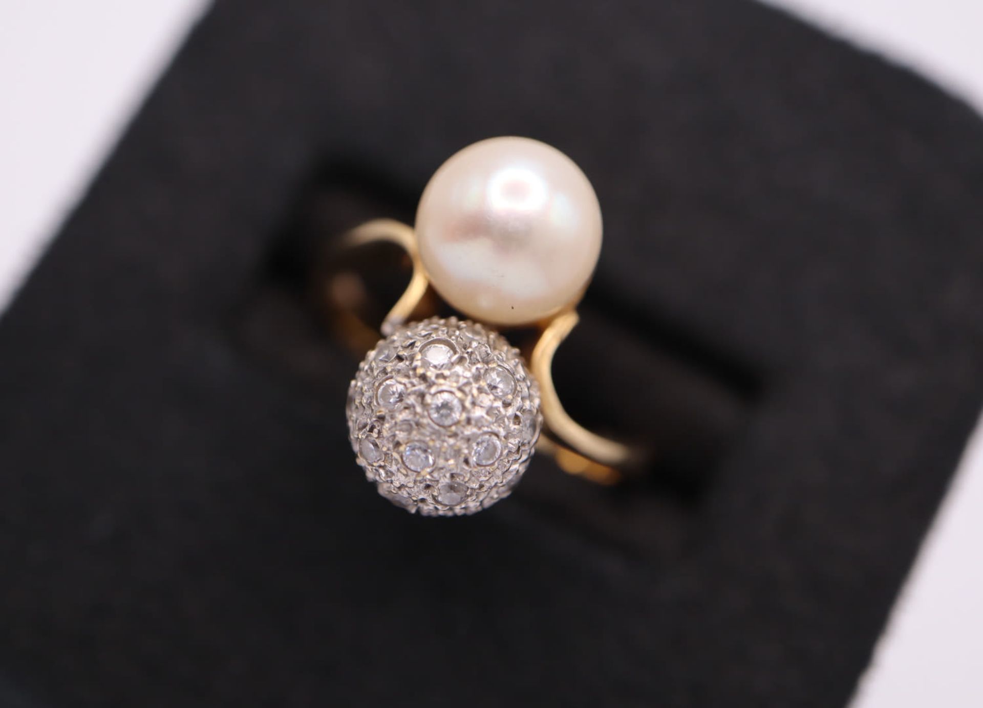 18K YELLOW GOLD - DIAMOND & PEARL 'TOI ET MOI' RING (UK SIZE: T 1/2)