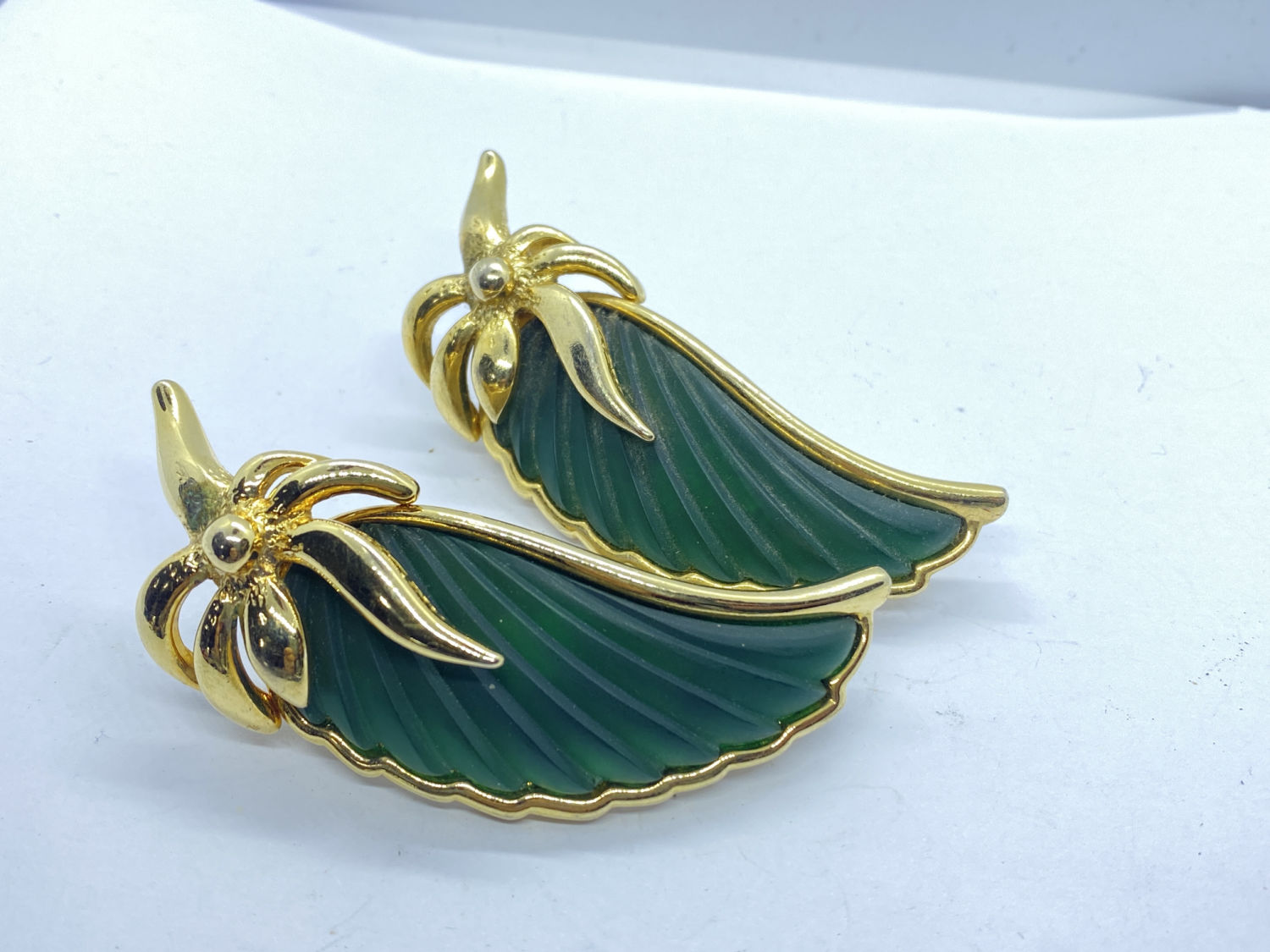 PAIR OF VINTAGE LERITZ DESIGNER 1980s GOLD METAL BROOCHES