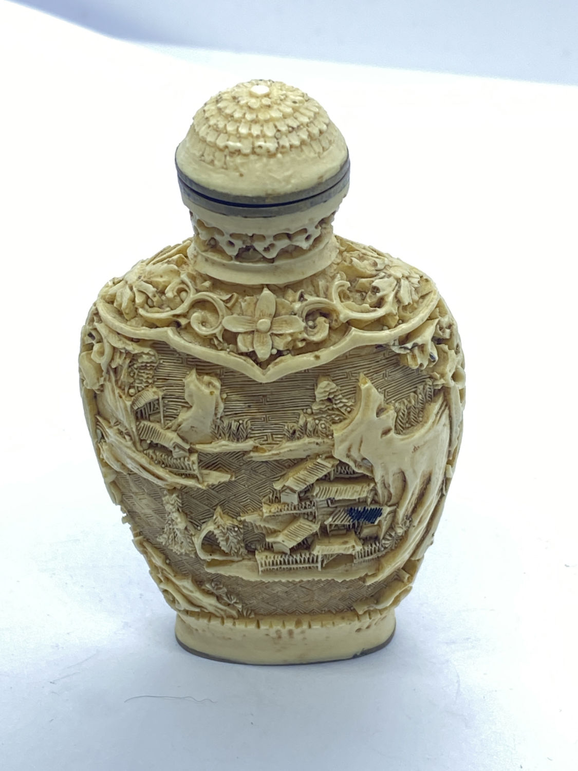 ANTIQUE CHINESE CARVED BOTTLE - DETAILED CARVINGS - Image 2 of 3
