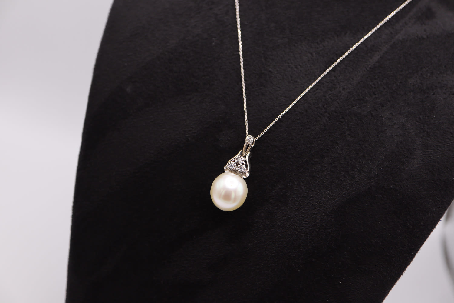 DIAMOND & PEARL PENDANT / 18K WHITE GOLD SETTING & CHAIN - Image 2 of 4