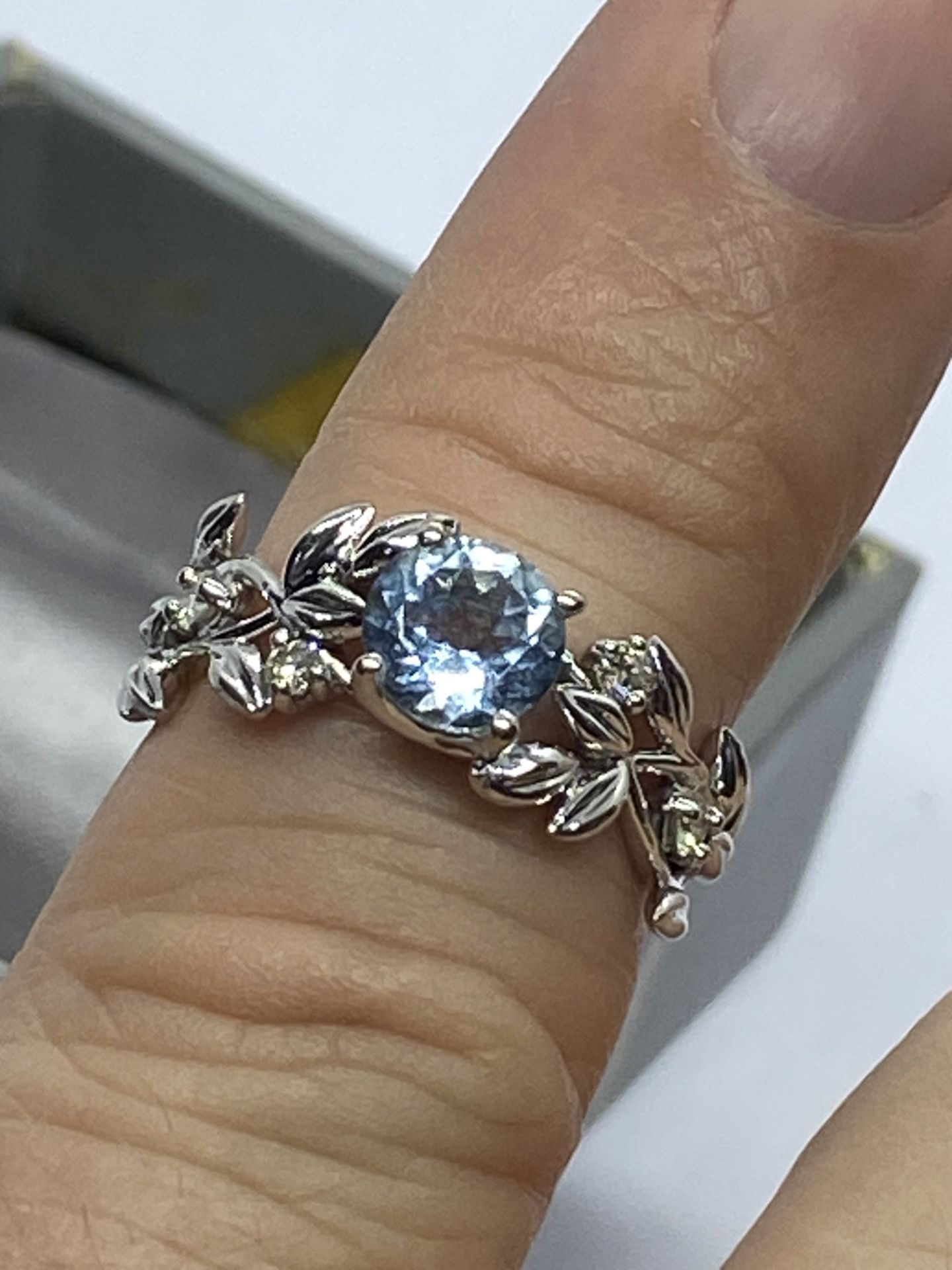 BEAUTIFUL AQUAMARINE & DIAMOND RING IN WHITE METAL TESTED AS 14ct GOLD