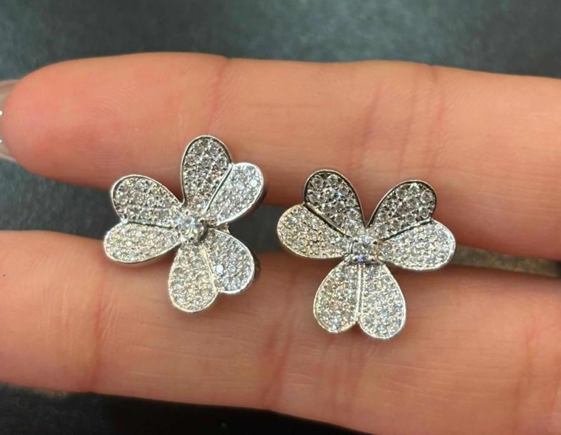 1.42CT DIAMOND 'FLOWER' STYLE EARRINGS (18CT WHITE GOLD) - Image 2 of 8