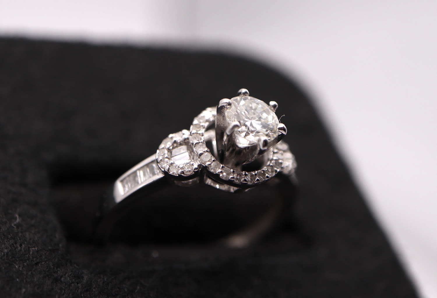 0.75CT 'VVS' CLARITY / H COLOUR - DIAMOND RING (UK SIZE: L 1/2) - Image 3 of 5