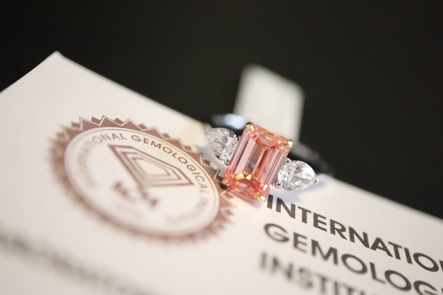 2.71CT PINK & WHITE DIAMOND TRILOGY RING, set in '950' PLATINUM MOUNT (EMERALD & PEAR CUTS) - Bild 10 aus 14