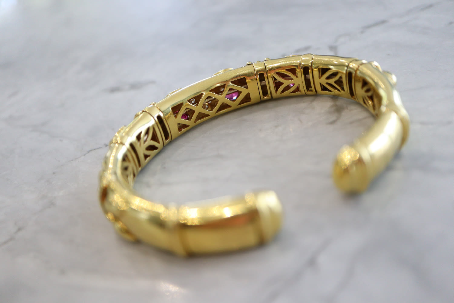 18CT YELLOW GOLD - DIAMOND & RUBY BANGLE / BRACELET (67g) - Image 3 of 5